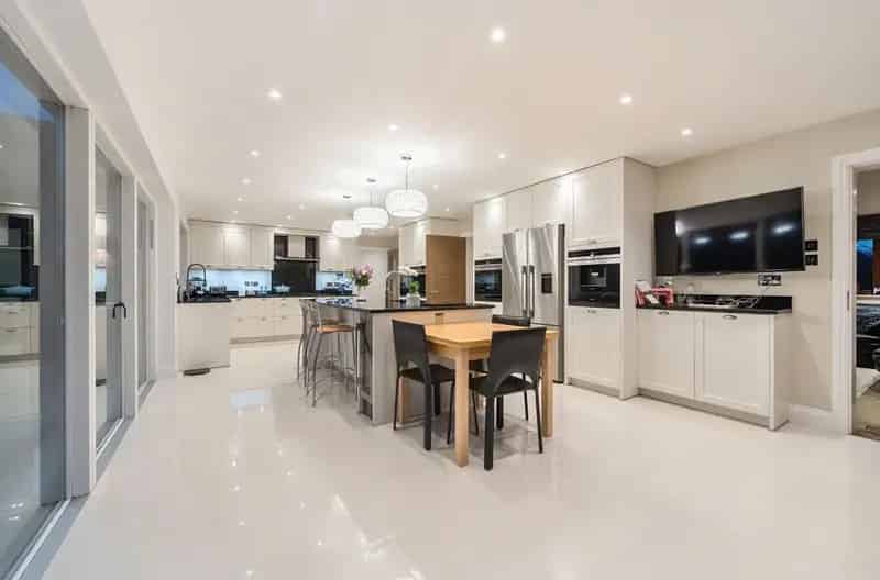 5 Bedroom Detached House with 465 Acres and Outbuilding