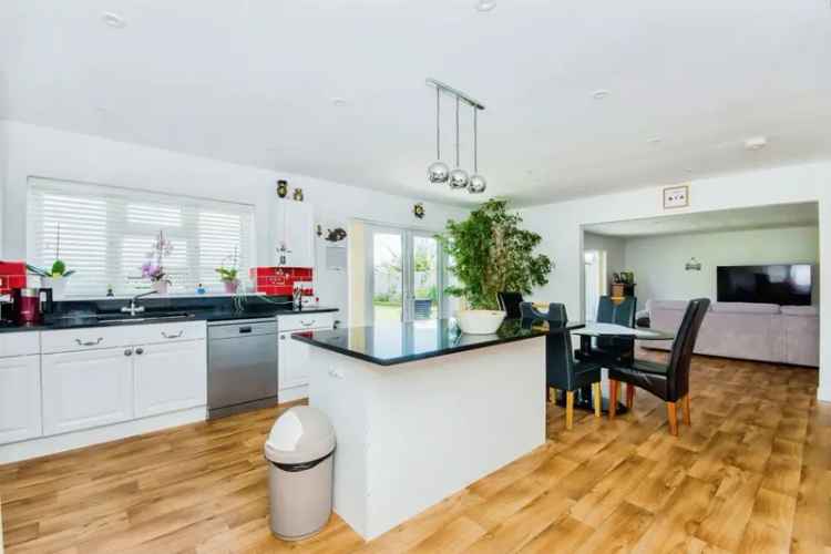 Spacious 4-Bedroom Detached Bungalow with 1.3-Acre Plot Lincolnshire Wolds