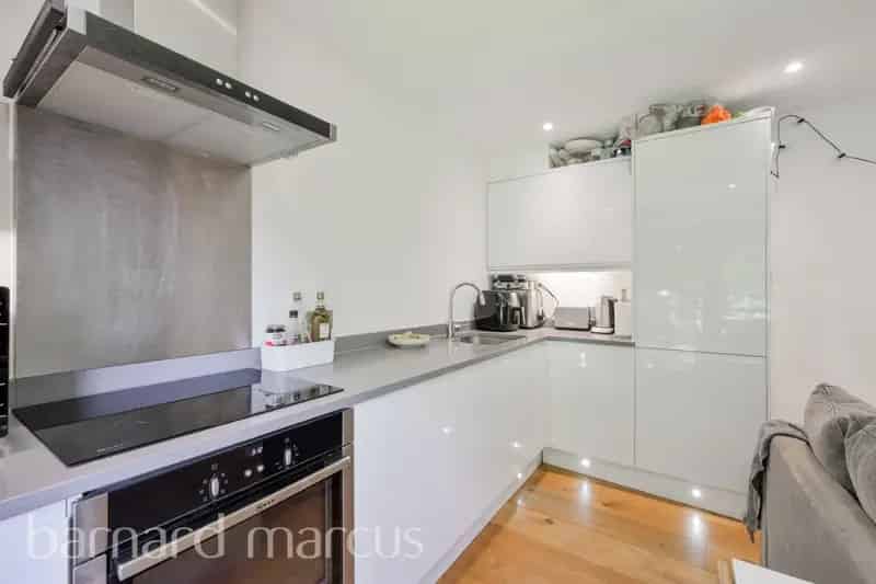 2 Double Bed Modern Apartment Near South Croydon Station