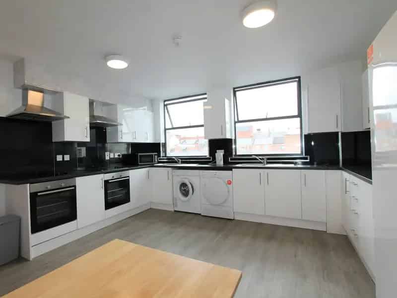 Spacious Town Centre Flat 11 Month Tenancy Ensuite Wifi