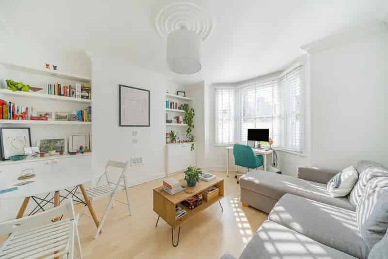 2-Bedroom Kennington Period Flat Modern Kitchen Garden