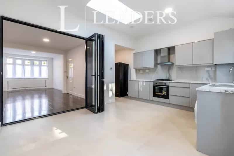 5 Bedroom Family Home Near Cheam Train Station
