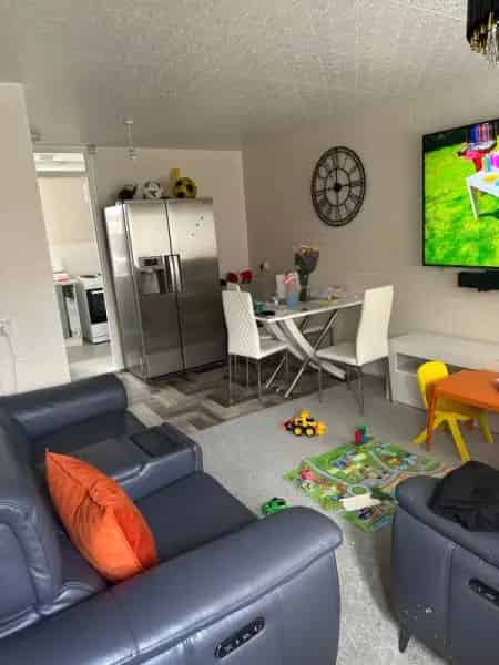 2 Bedroom Maisonette with 5 Storage Spaces and Large Lounge