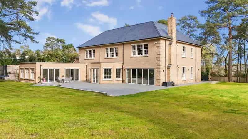 Luxury 5-Bedroom House with Pool and Annex in Private Estate