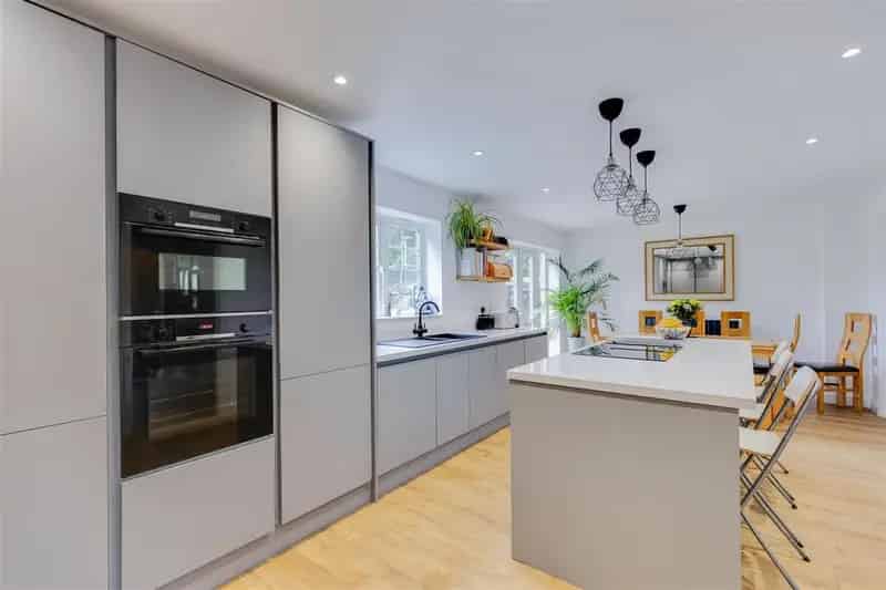 6 Bedroom Detached House for Sale