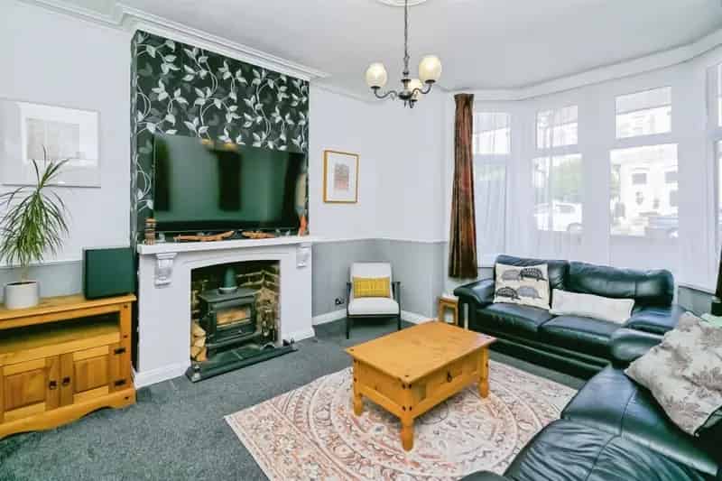 5 Bedroom End Terrace House Near Barry Docks
