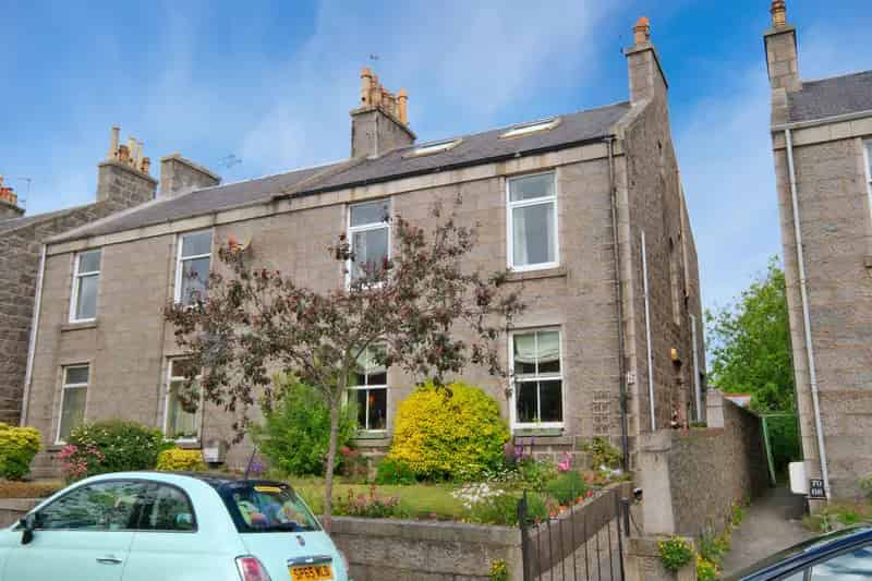 Four Bedroom Double Upper Flat West End City Skyline Views