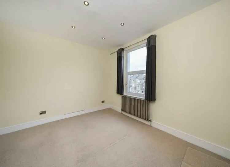 Bright 2-Bed Apartment Barons Court Open Plan Living