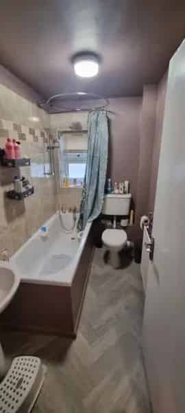 One Bedroom First Floor Property with Modern Kitchen and Communal Garden