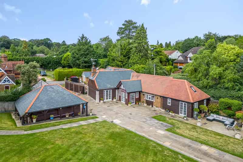 5 Bedroom Detached House Kingswood Large Garden Annexe