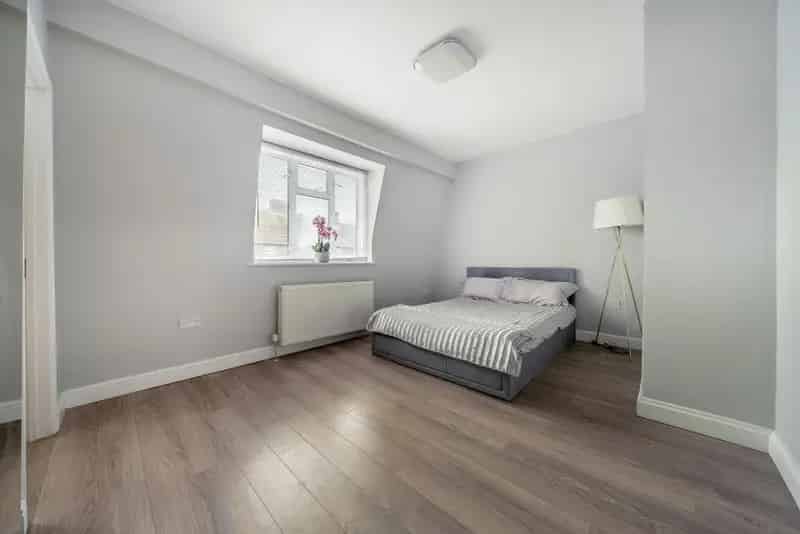 Two Bedroom House near Barnes Mainline Station