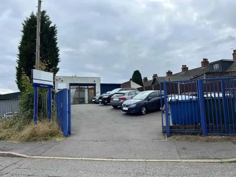 Detached Single-Storey Office with Industrial Space and Parking