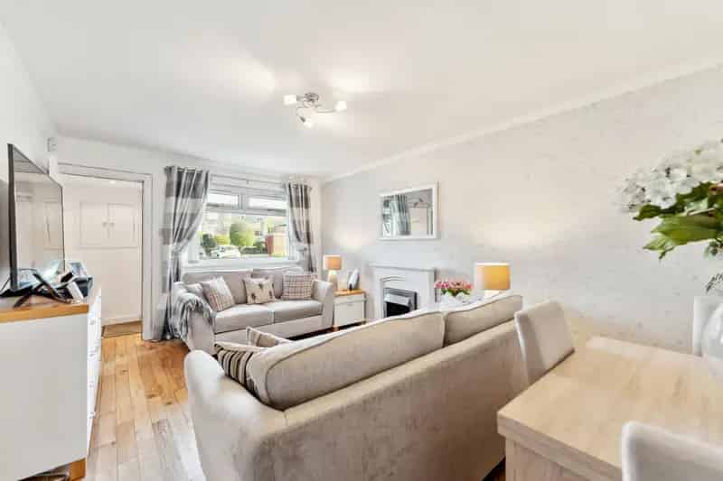 2-Bedroom Ground Floor Flat with Private Garden - Anniesland