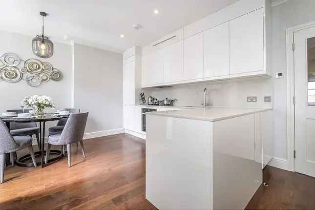 Flat to rent in King Street, London W6