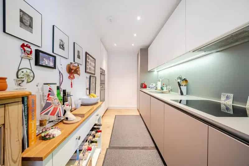 2 Bed 2 Bath Modern Apartment with Balcony Near Tube Station