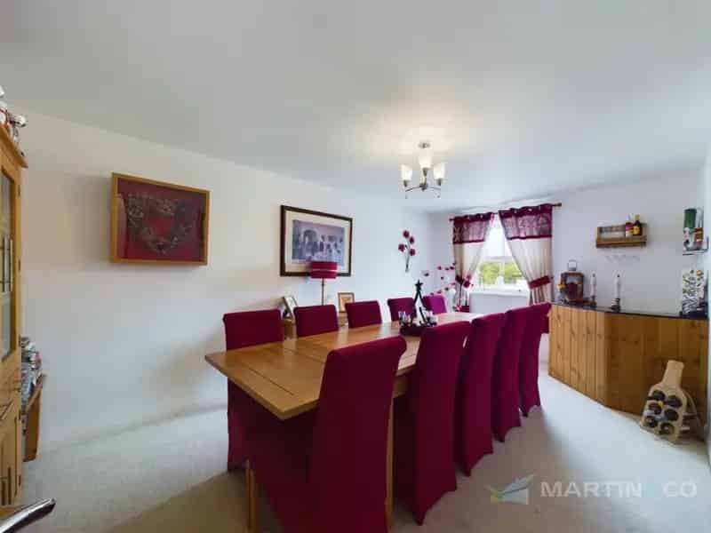 5 Bedroom House For Sale With Pool and Garden