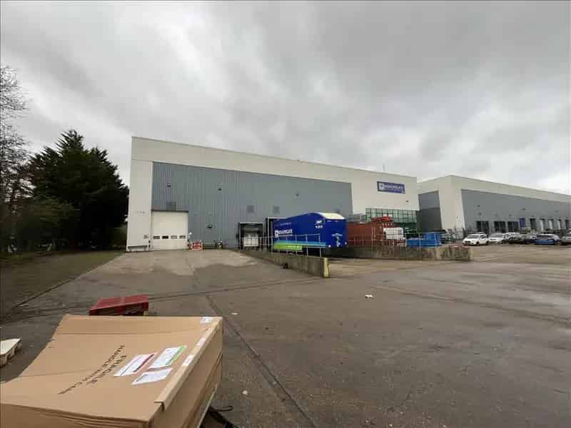 Modern Warehouse Unit To Let in Park Royal