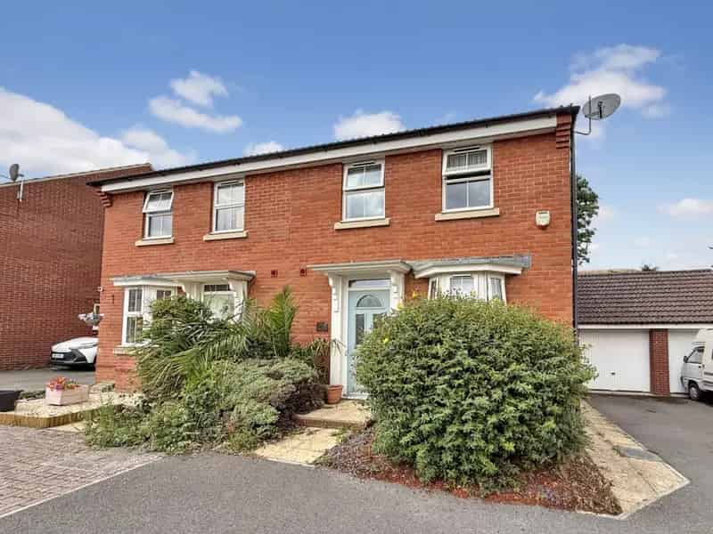 3 Bedroom House for Sale near Westbury Train Station