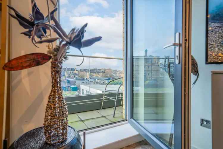 Luxury 2-Bedroom Apartment in Shawlands Glasgow with Balcony and Parking