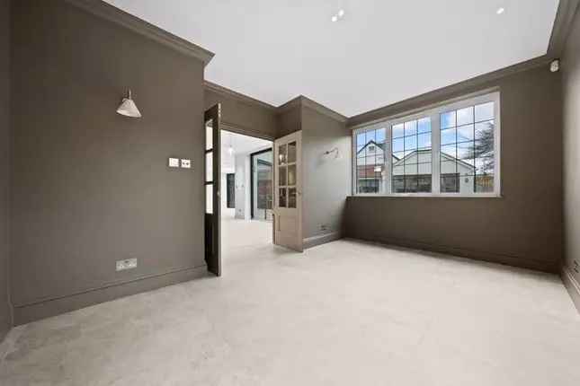 5 Bedroom Detached House for Sale in Cheam Sutton