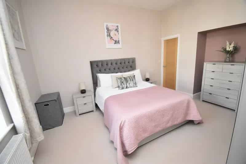 Modern 2-Bed House with Patio Garden and Parking