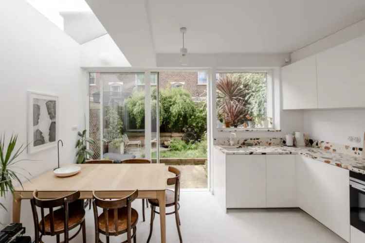 Apartment For Sale in London, England