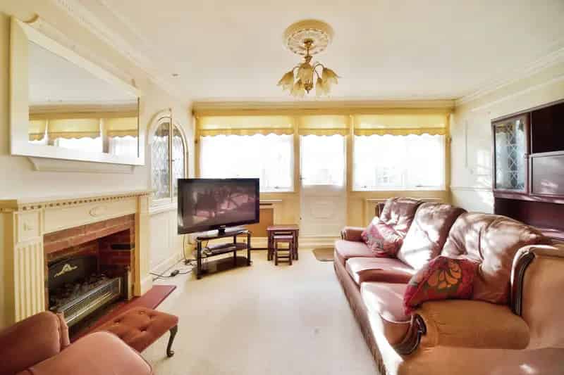 Three Bedroom Maisonette near Victoria Park - No Onward Chain