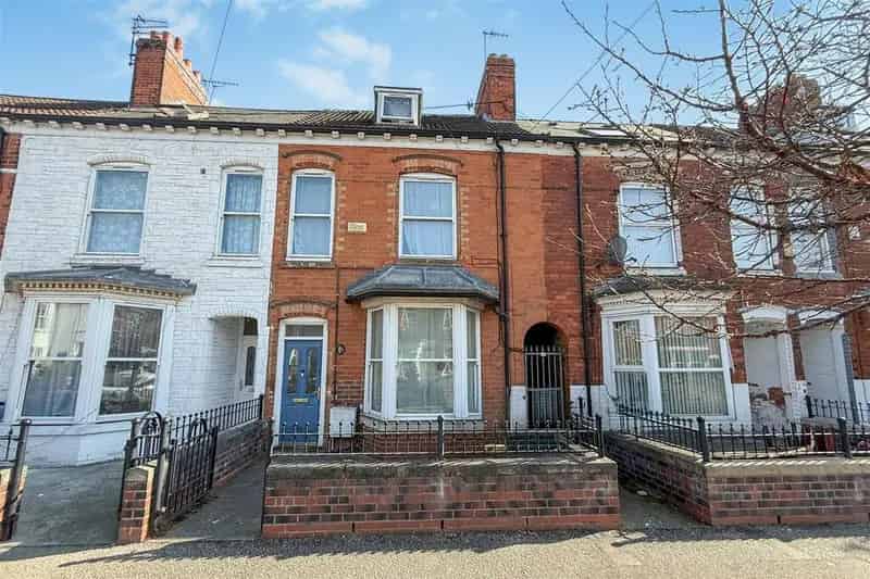 4 bedroom terraced house for sale