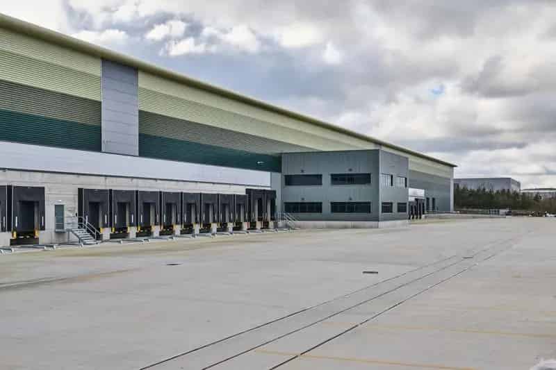 Warehouse for Rent - 4 Ground Level Doors 34 Dock Level Doors 55 HGV Parking 284 Car Parking