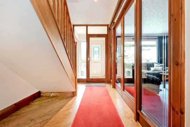3 Double Bedroom Semi-Detached House with Conservatory and Garage