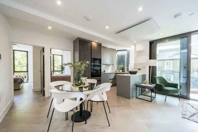 3 Bed Penthouse Apartment with Roof Terrace - East Hill London