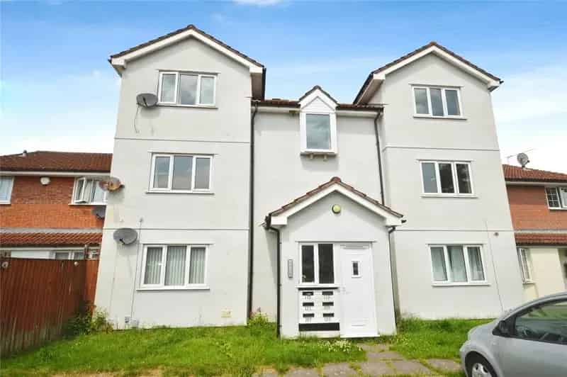 2 Bedroom Flat for Sale - Parking Available Near Schools