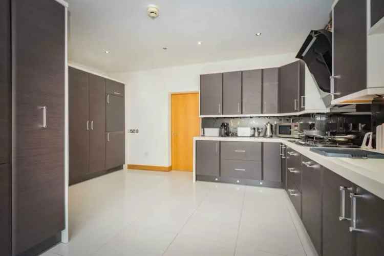 4 Bedroom Detached House for Sale in Prestigious Gated Development