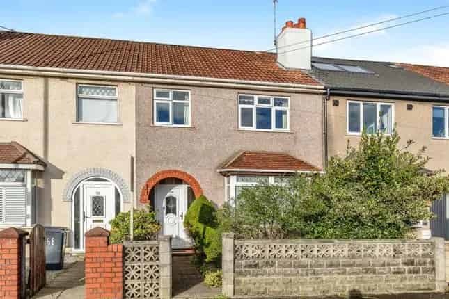 Three Bedroom Terrace House with Garage Near Gloucester Road Bristol