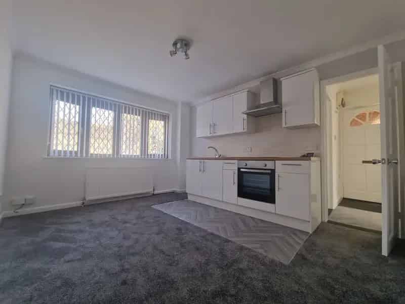 2 Bedroom Flat for Sale Portsmouth PO3 Parking Garden New Lease