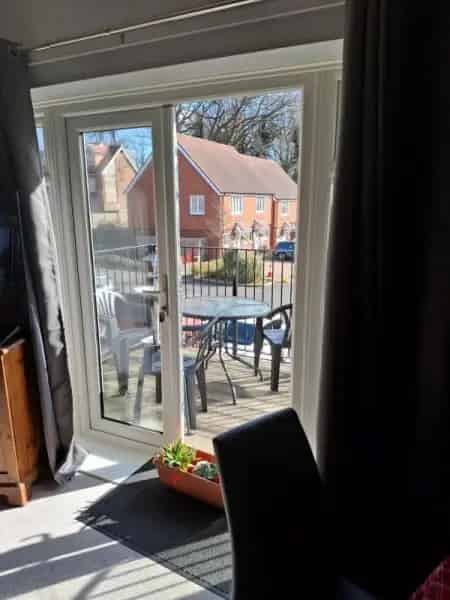 Spacious Flat Near Town Centre with Balcony and Park Access