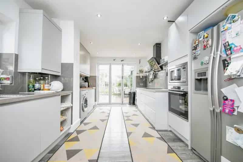 5 Bed Family Home with Spacious Living Areas and Modern Kitchen