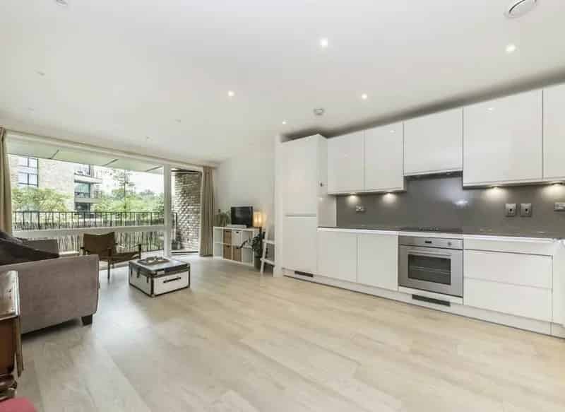 Two Bedroom Two Bathroom Apartment in London with Balcony and Great Views
