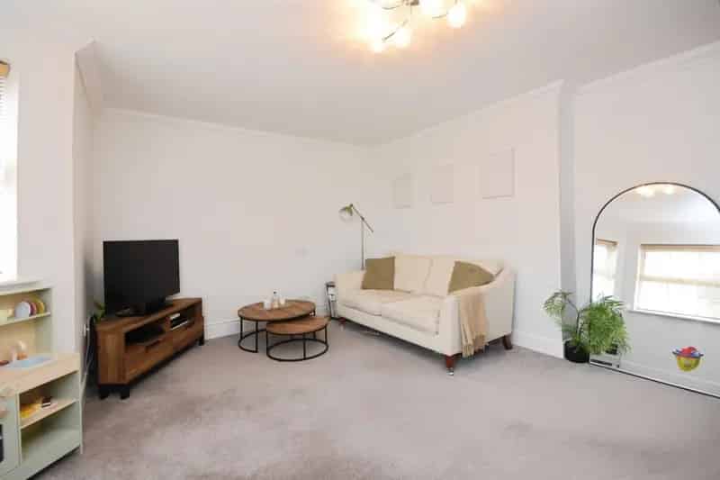 Three Bedroom Apartment Near Brentwood High Street