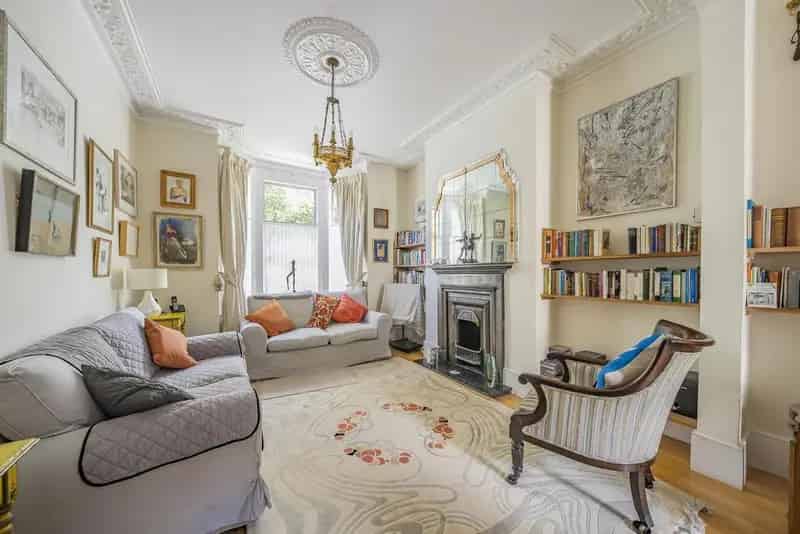 Three Bedroom Family House near Queen's Park