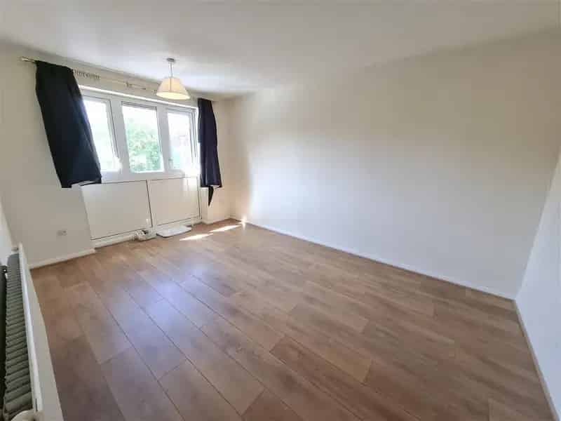 2 Bed Top Floor Flat Hemel Hempstead Modern Kitchen Parking