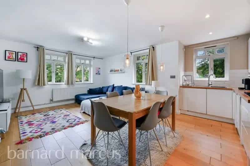 2-Bedroom Apartment Near Streatham Common Station