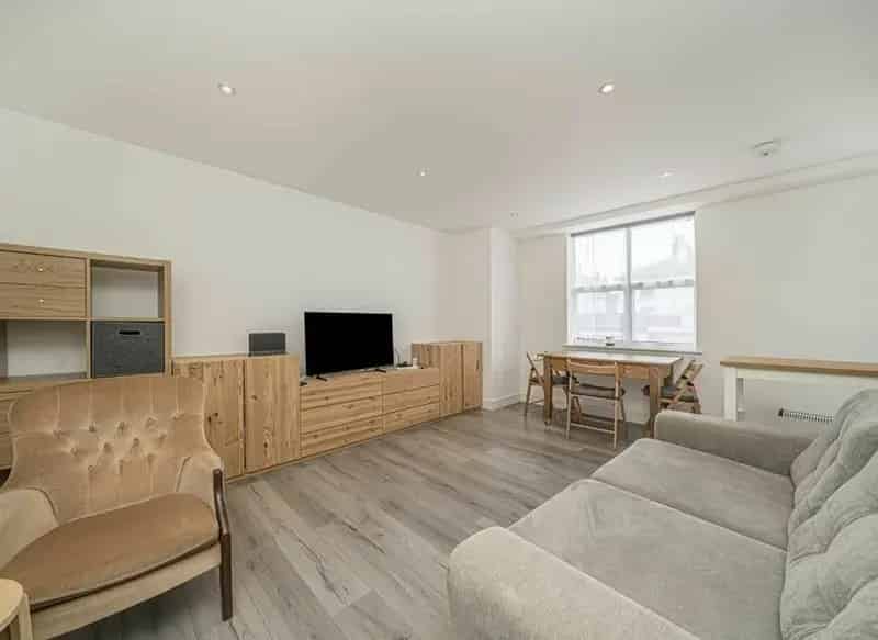 Flat For Sale , Tolworth Broadway, London, England