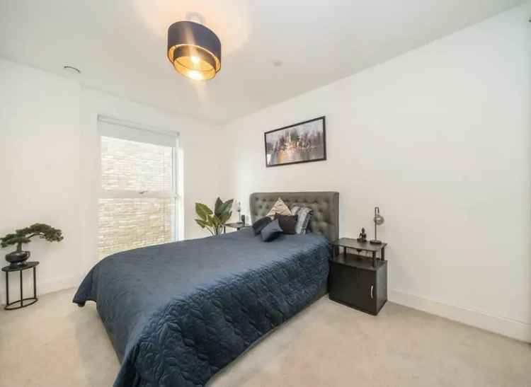 Modern Apartment near Pontoon Dock DLR with Balcony and Thames Views