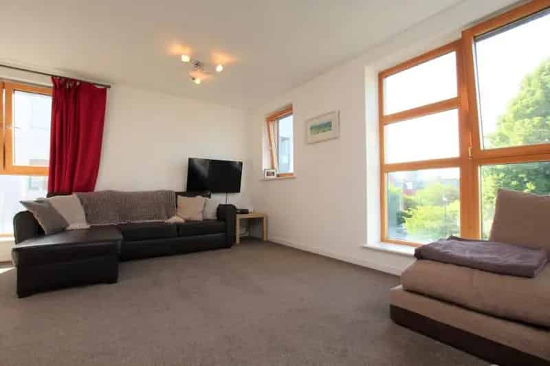 2 Bed City Centre Apartment with Parking - En Suite