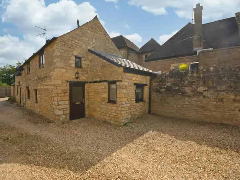 Charming 1-Bedroom Cottage in Weldon - Freehold