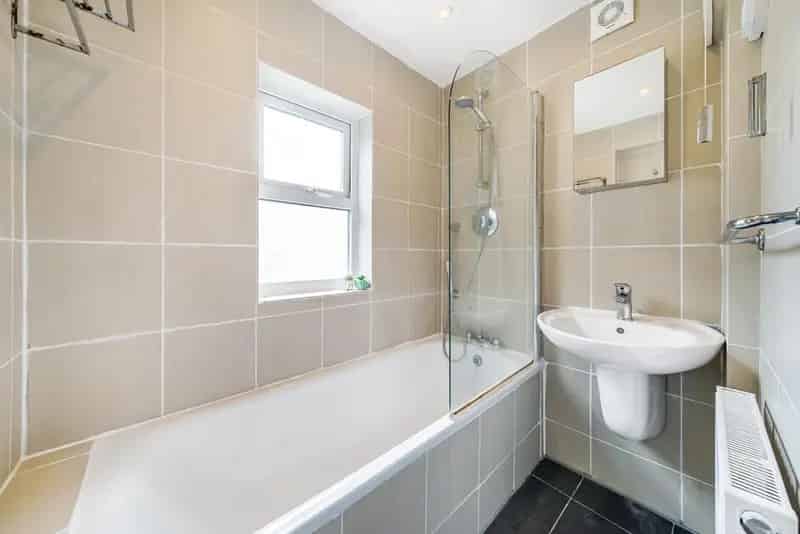 1-2 Bed Period Conversion Flat High Ceilings Shared Garden No Chain