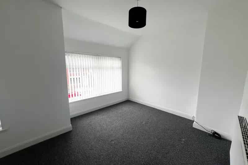 2-Bedroom Terraced House Near Shops and Schools