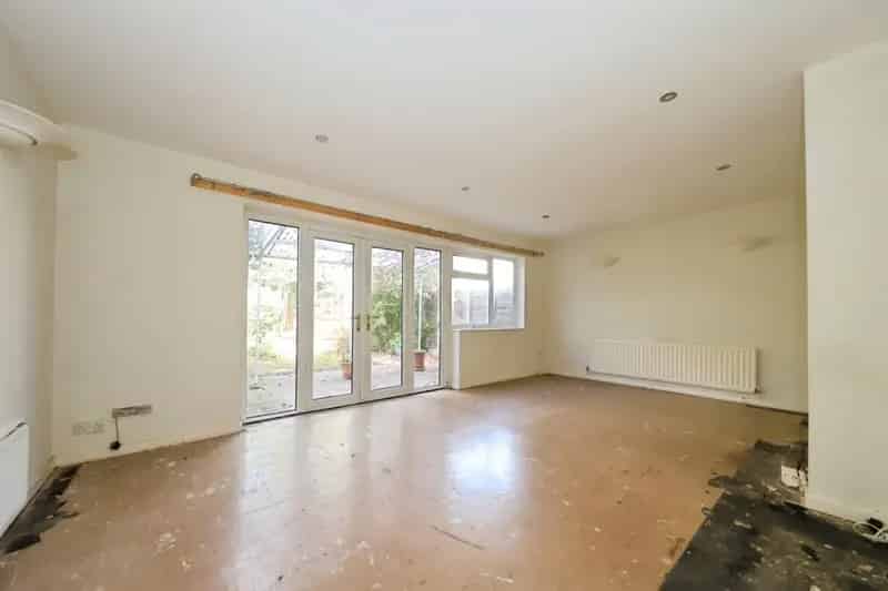 Three Bedroom Family Home Short Lease 47 Years Cash Buyers