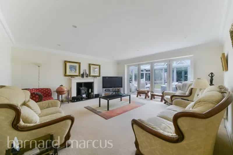 6 Bedroom Detached House with Large Garden and Ample Parking